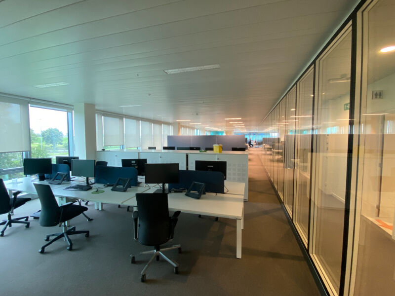 Moderne kantoren in de Blue Towers aan Ghelamco arena foto 10