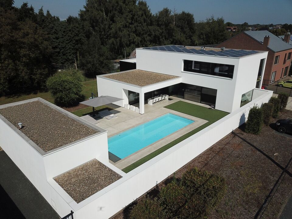 Moderne villa met buitenzwembad foto 1
