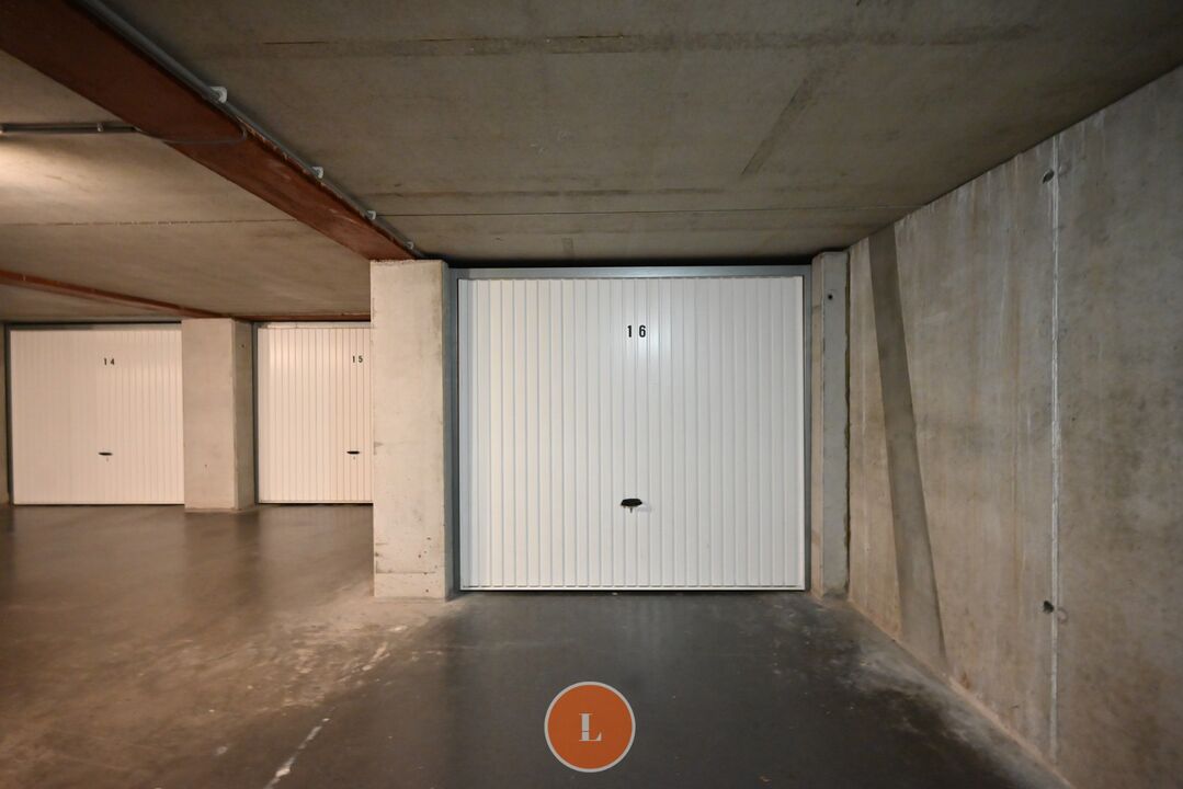 Instapklaar dakappartement met twee slaapkamers, terras en garage in Harelbeke foto 10