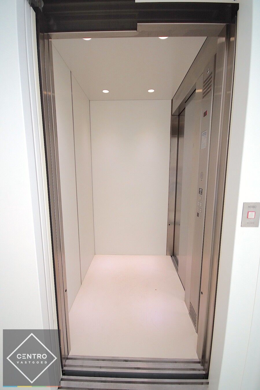 Moderne KANTOORRUIMTE (± 115m2) op de eerste verdieping (lift aanwezig in het gebouw!), inclusief 2 parkeerplaatsen voor de deur. Op zichtlocatie op industriezone "Herdersbrug" te Brugge. foto 9