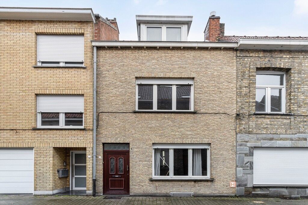 VEURNE: Rijwoning pal in het historisch centrum van Veurne met te vernieuwen comfort en 3 slaapkamers op 40m² grondopp. foto 1