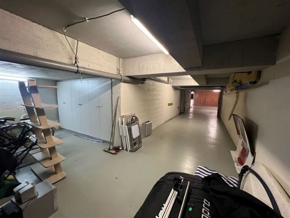 Gigantische garage met grote berging + parking foto 1