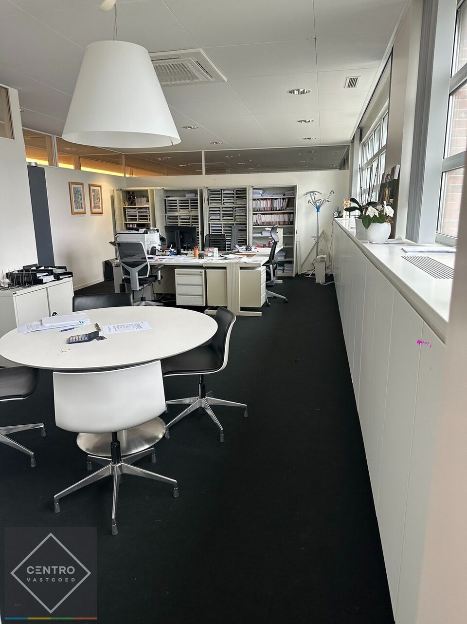 Bemeubelde kantoorruimte (58,65m² of 81,62m²), voorzien van airco en rand-accommodatie (sanitair, keuken, ...) te Brugge! Vlot bereikbaar via Expresweg. foto 3
