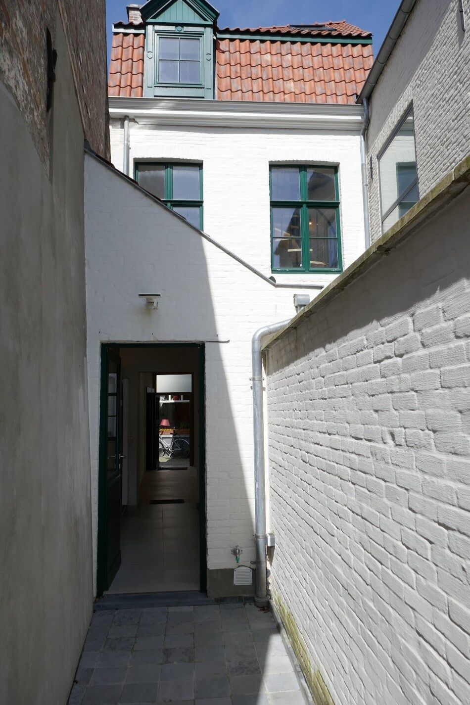 Grondig en duurzaam vernieuwde woning met zonneterras en zicht op de Reien in Brugge centrum! foto 7