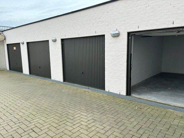 Ruime garageboxen in de Aalscholverstraat te Bredene! foto 3