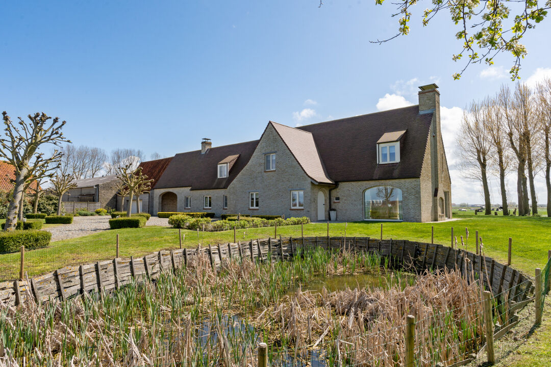 Hoeve gelegen tussen de velden in Ramskapelle foto 36