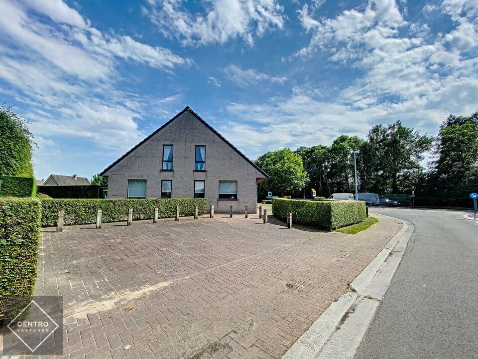 Ruim (430m2), multifunctioneel pand (bewoning, kantoor, horeca, ...)  op invalsweg Roeselare (vlakbij de ring R32). foto 3