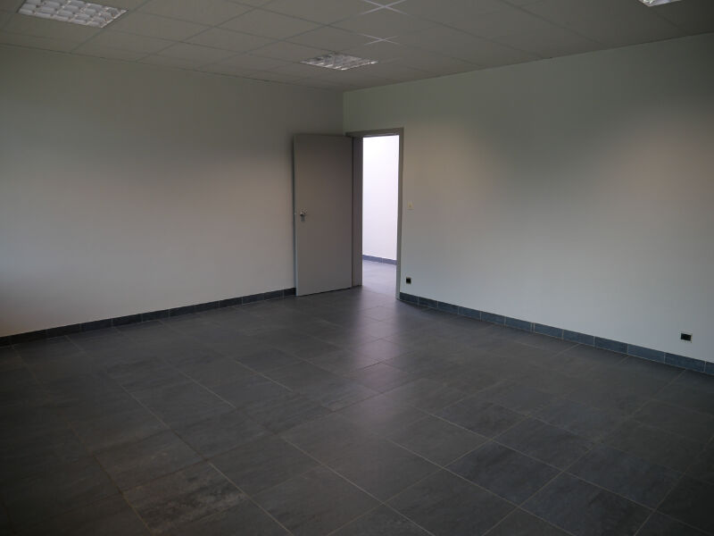 Kantoor 3 te huur van 36 m², dichtbij ring van Kortrijk en autosnelwegen foto 7