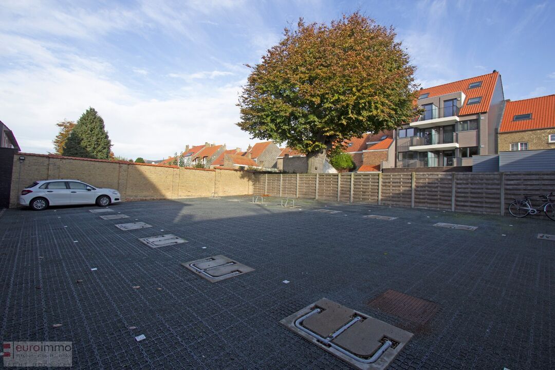 Buitenparking op een binnenkoer te Nieuwpoort-stad. foto 1