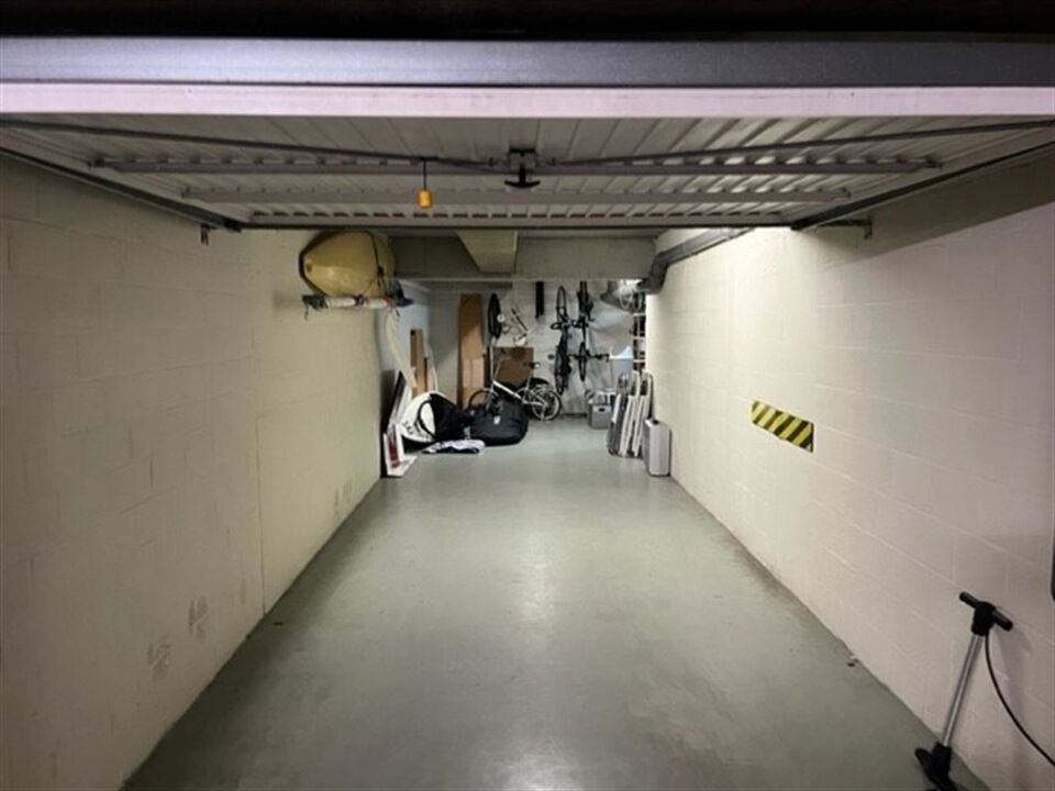 Gigantische garage met grote berging + parking foto 3
