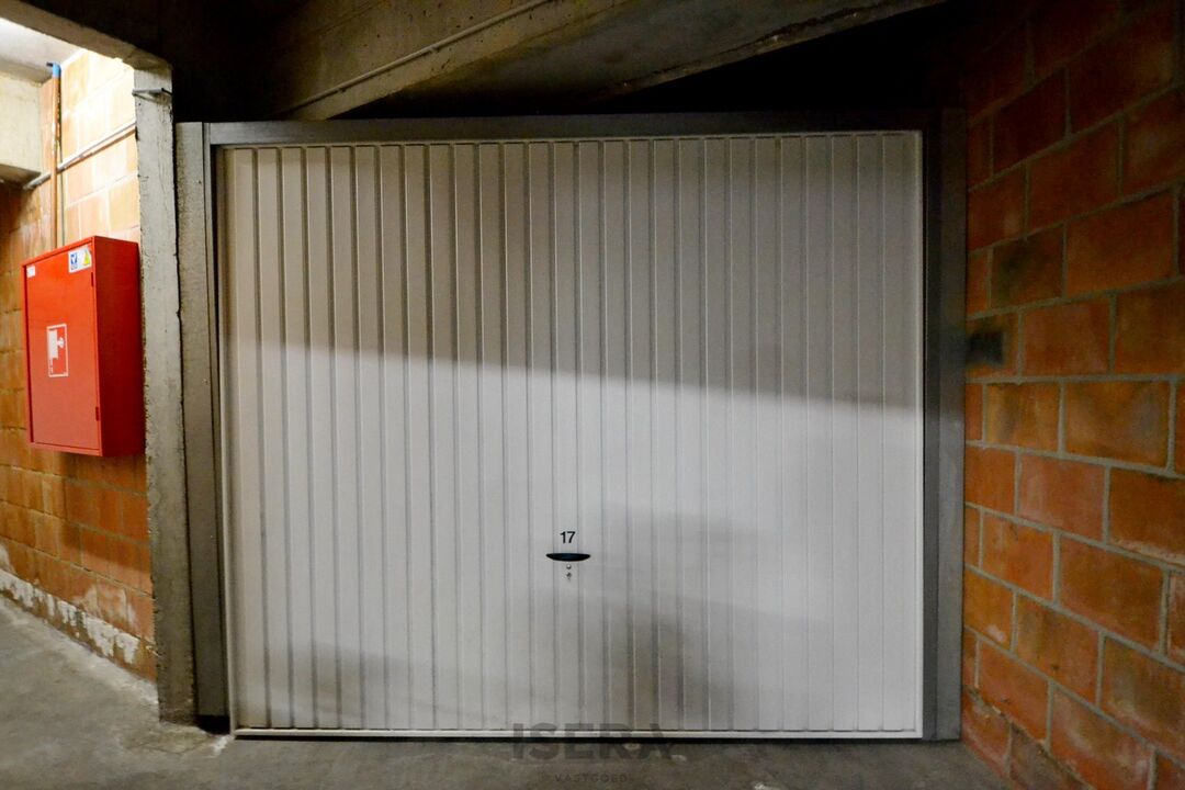 Ruimte garagebox in uitstekende staat in centrum Torhout foto 1