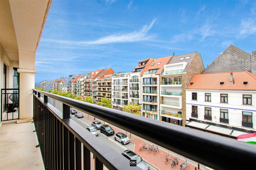 Prachtig, lichtrijk nieuwbouwappartement van 105m² centraal gelegen op de Lippenslaan te Knokke. foto 1