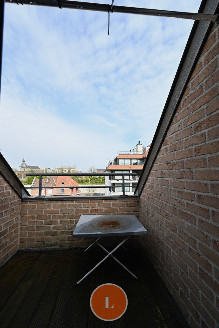 Instapklaar dakappartement met twee slaapkamers, terras en garage in Harelbeke foto 9