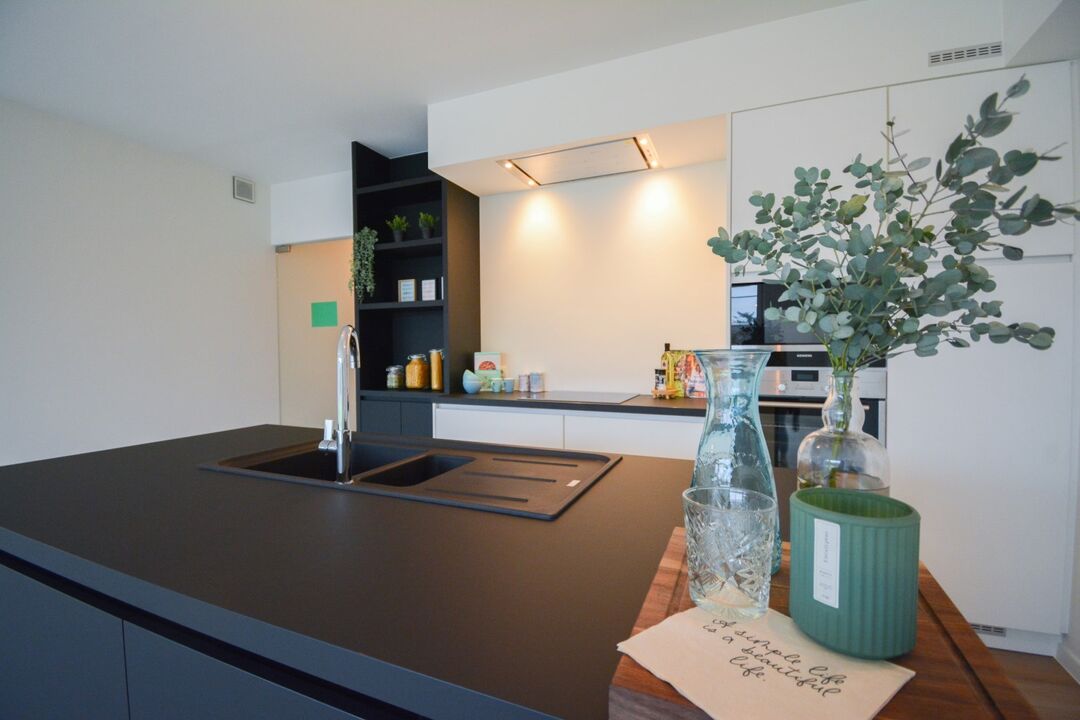 Lichtrijk gelijkvloers appartement met privé tuintje foto 6