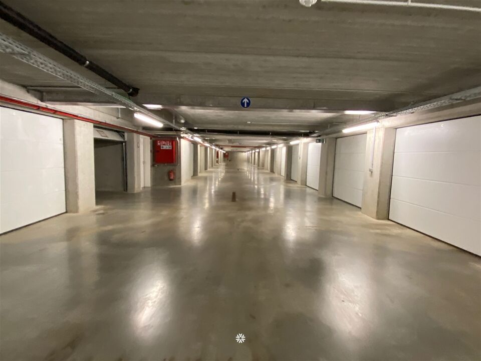 Ruime afgesloten garagebox in ondergronds garagecomplex foto 3