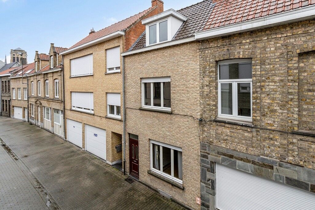 VEURNE: Rijwoning pal in het historisch centrum van Veurne met te vernieuwen comfort en 3 slaapkamers op 40m² grondopp. foto 3