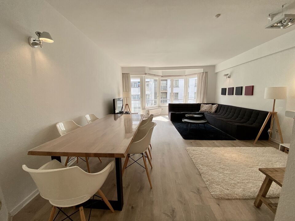 GEMEUBELD - Dumortierlaan: Erg LICHTVOL en COSY appartement met gebruik van STRANDCABINE. foto 3