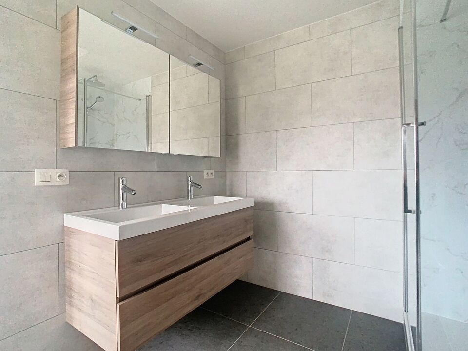 HOB woning met nieuwe keuken en prachtige badkamer  foto 9