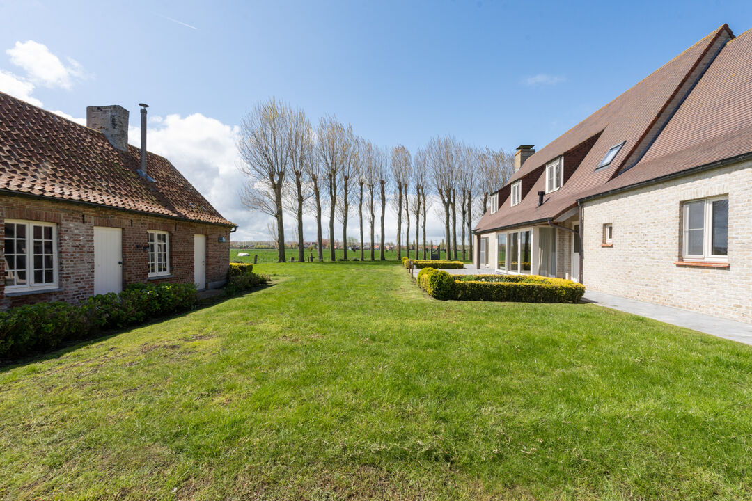 Hoeve gelegen tussen de velden in Ramskapelle foto 31