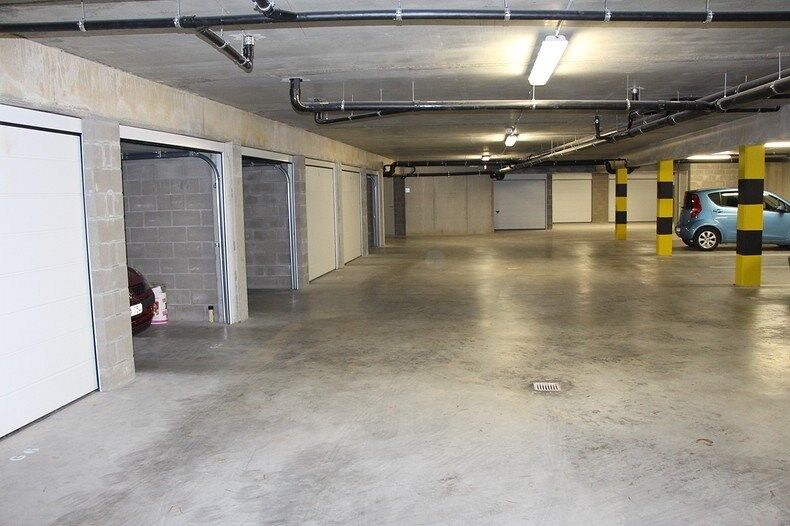 Ruime ondergrondse garage met autostaanplaats in het centrum van Gistel  foto 8