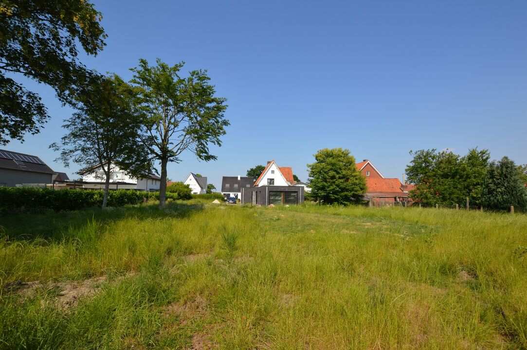 Ruime open bebouwing in Oostkamp met zonnige tuin op perceel van 800m² foto 1