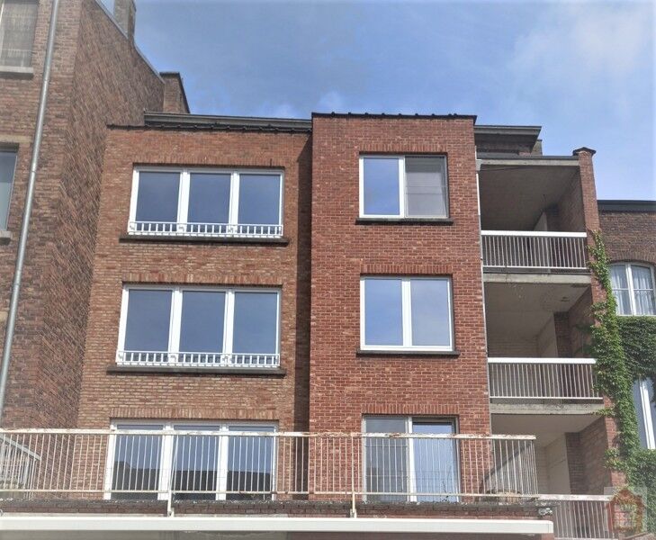 Volledig gerenoveerd 2 slaapkamer appartment met balcon, patio terras en groot zonne terras van 32m²! foto 19