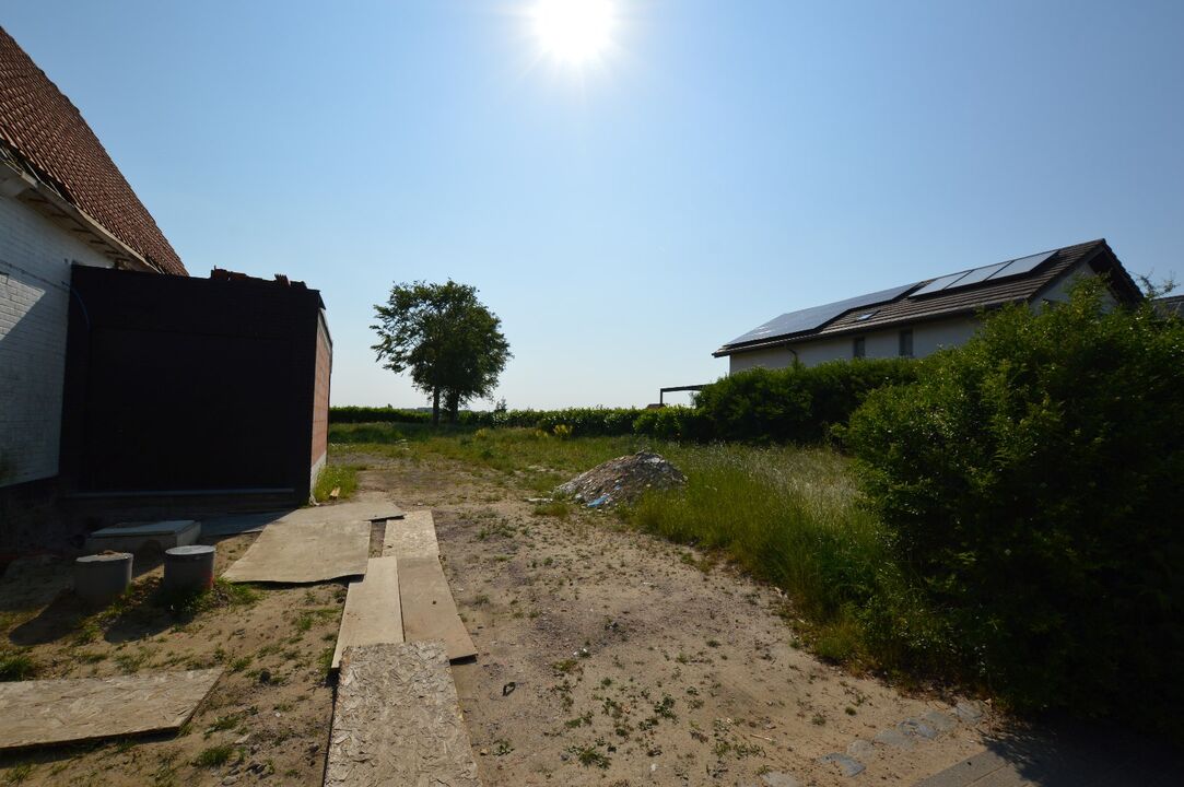 Ruime open bebouwing in Oostkamp met zonnige tuin op perceel van 800m² foto 5