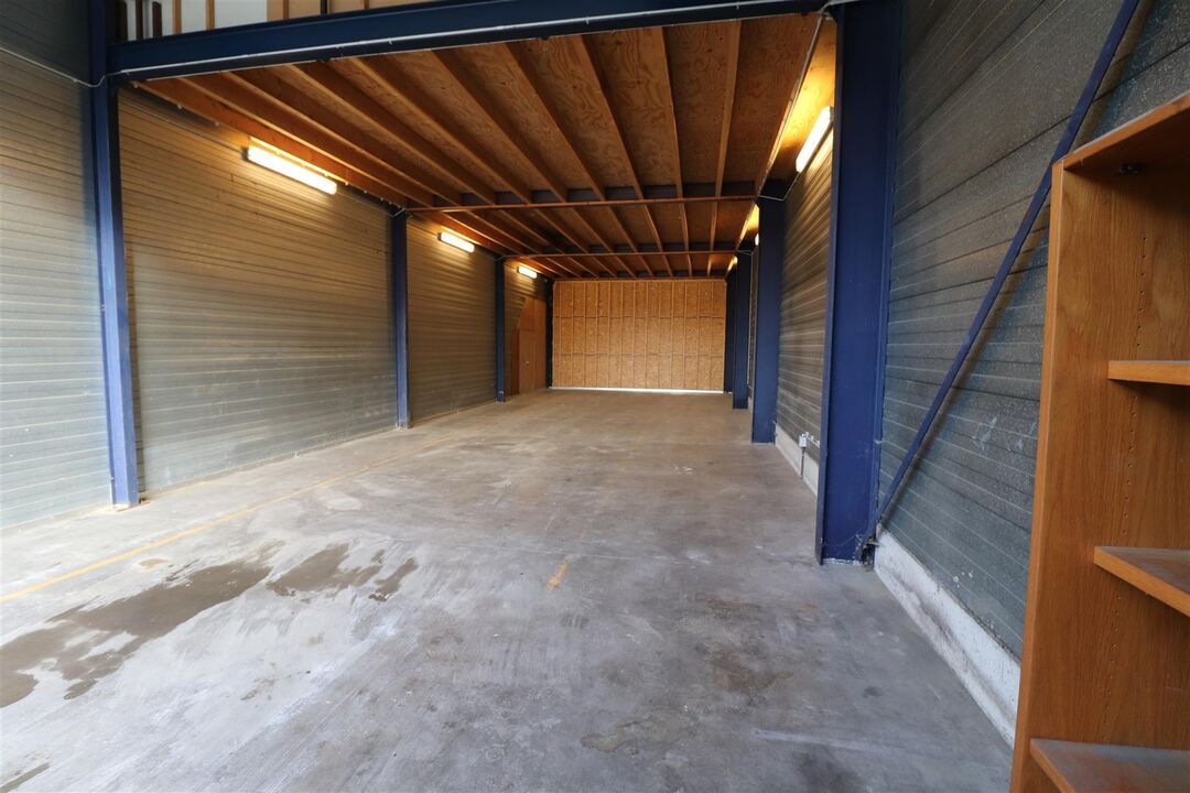 Een magazijnruimte van 132 m²- links achteraan gelegen - met manoeuvreerruimte. foto 3