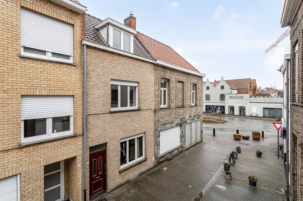 VEURNE: Rijwoning pal in het historisch centrum van Veurne met te vernieuwen comfort en 3 slaapkamers op 40m² grondopp. foto 2