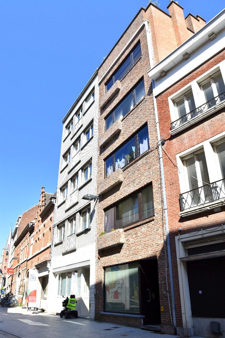 Centrumappartement met 1 slaapkamer te koop in Kortrijk, terras en kelderberging foto 1