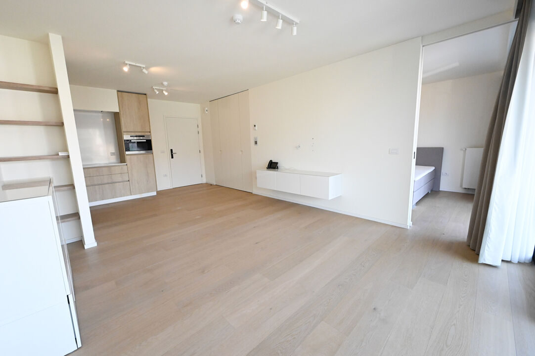 ONGEMEUBELD: SERVICEFLAT: Lichtrijk 1-slaapkamer appartement nabij de Konings & Lippenslaan in de Residentie Cypres. foto 2