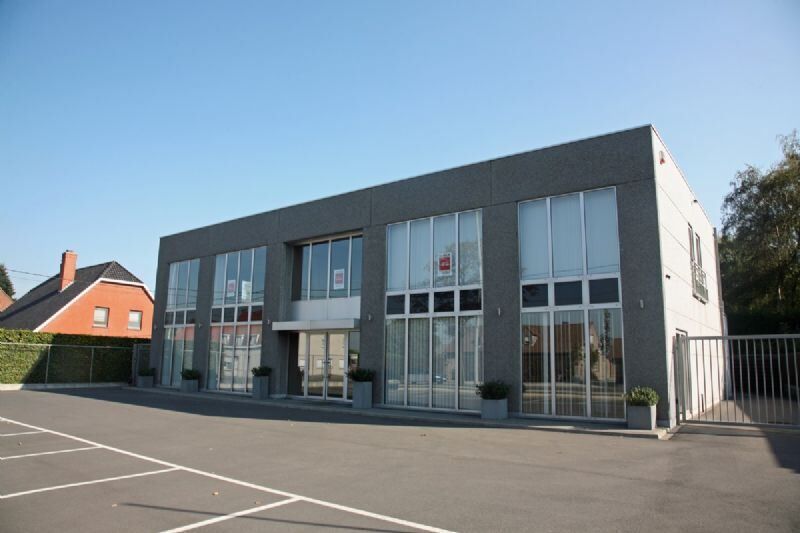Commercieel gelegen recent kantoorgebouw met BURELEN op eerste verdieping (200m²) en private parking | Gentseweg foto 1