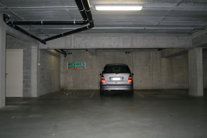 Autostaanplaatsen in gesloten garage foto 2