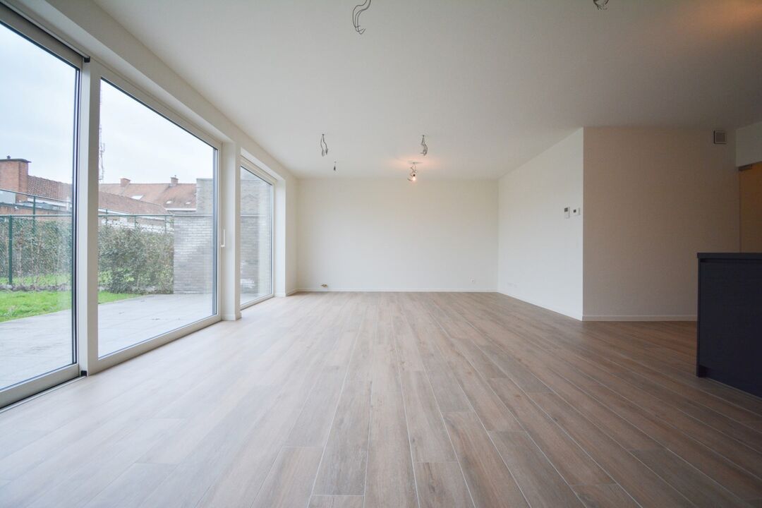 Lichtrijk gelijkvloers appartement met privé tuintje foto 10