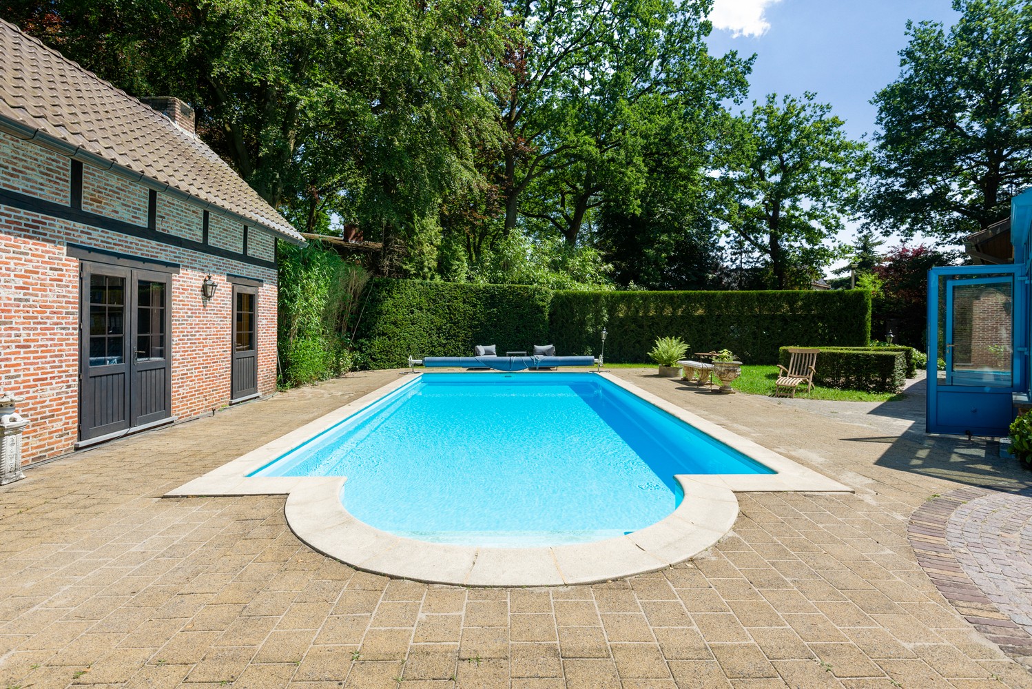 Op te frissen villa met zwembad op een aangenaam en zongericht perceel van 1720 m² op de grens van Zoersel / Schilde! foto 4
