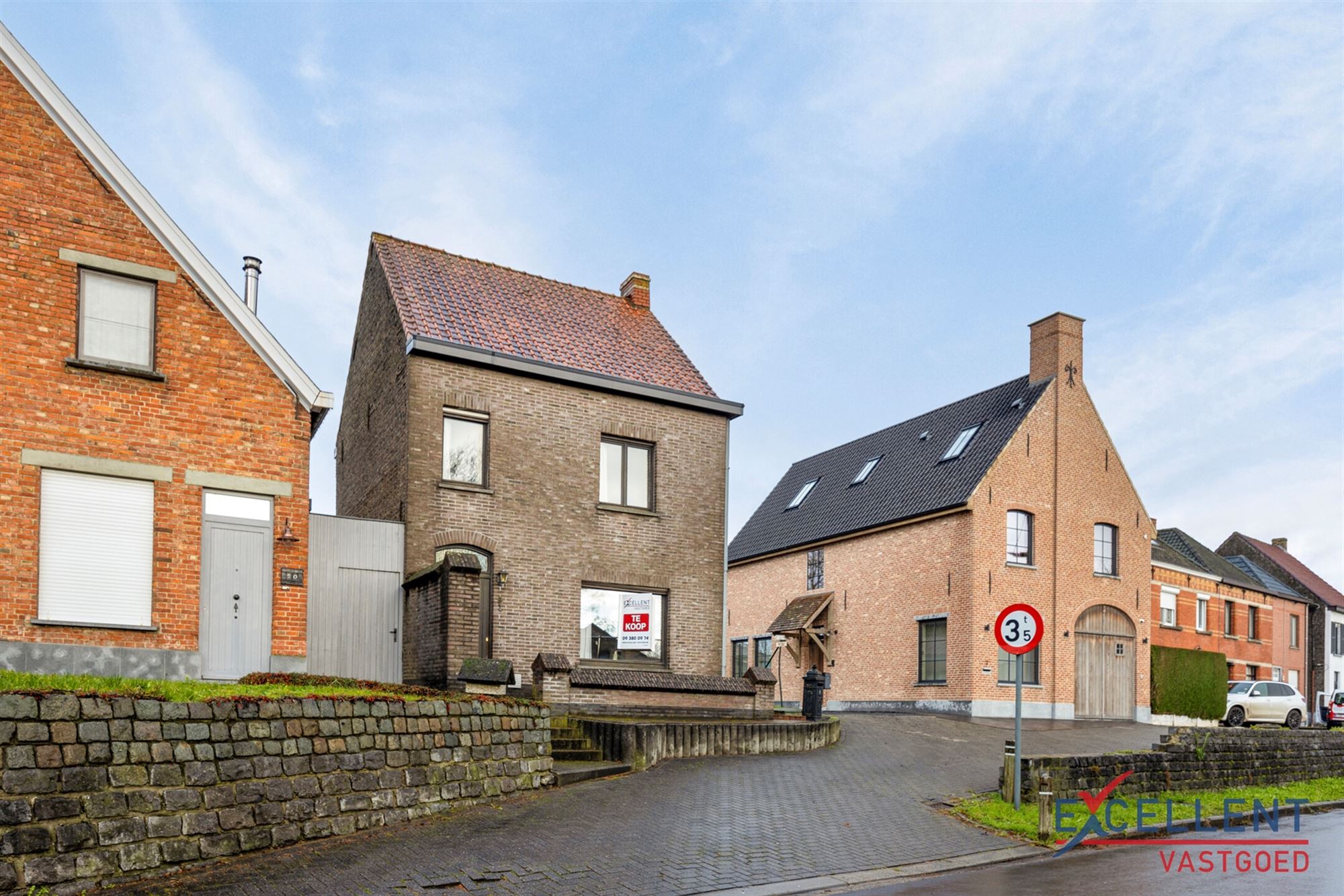 Centraal gelegen woning met mooie tuin te koop foto 1