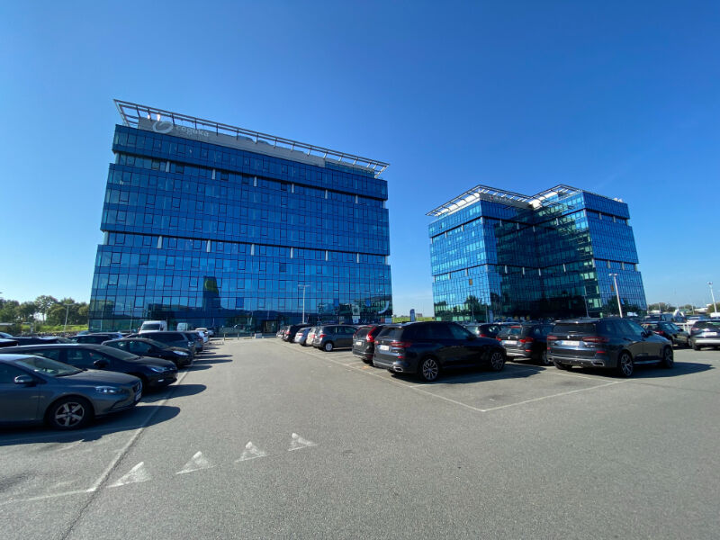 Moderne kantoren in de Blue Towers aan Ghelamco arena foto 16