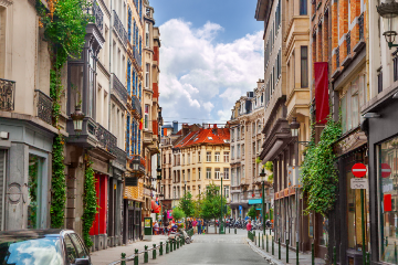 Welke stedenbouwkundige inlichtingen zijn in het Brussels Gewest vereist om geldig vastgoedpubliciteit te kunnen voeren?