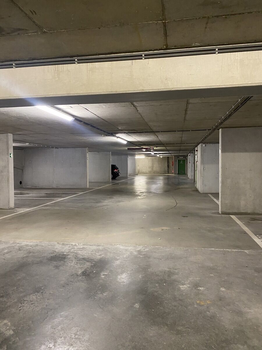 Grote autostaanplaats in recente ondergrondse garage te koop foto 6