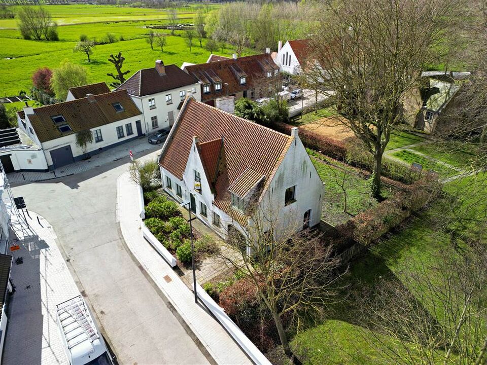 Oostkerke Uniek wonen in voormalige Pastoriewoning met grote tuin en garage foto 7