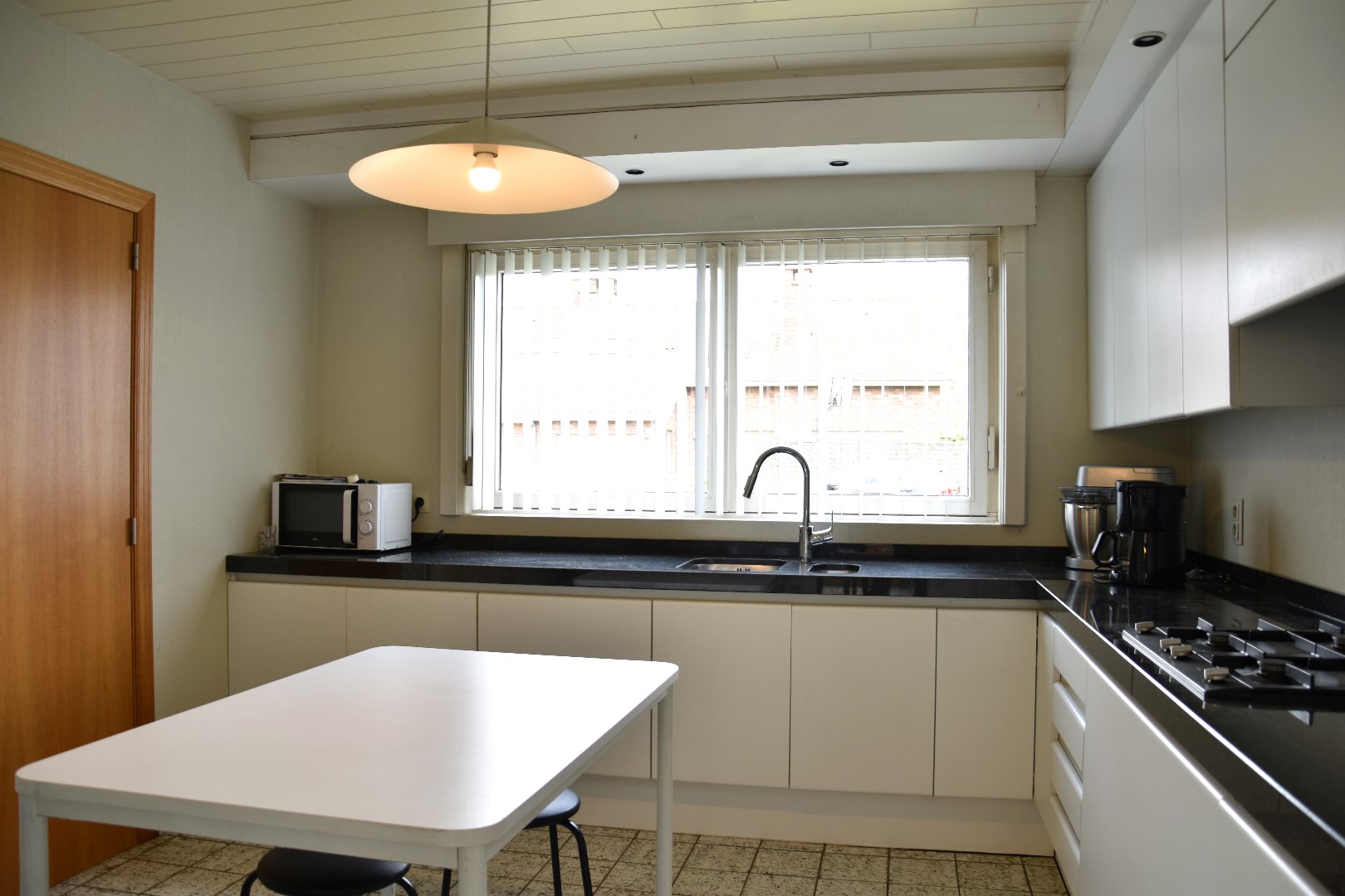 Goed onderhouden woning met 3 slaapkamers, garage en zonnige tuin te koop in Wevelgem foto 3