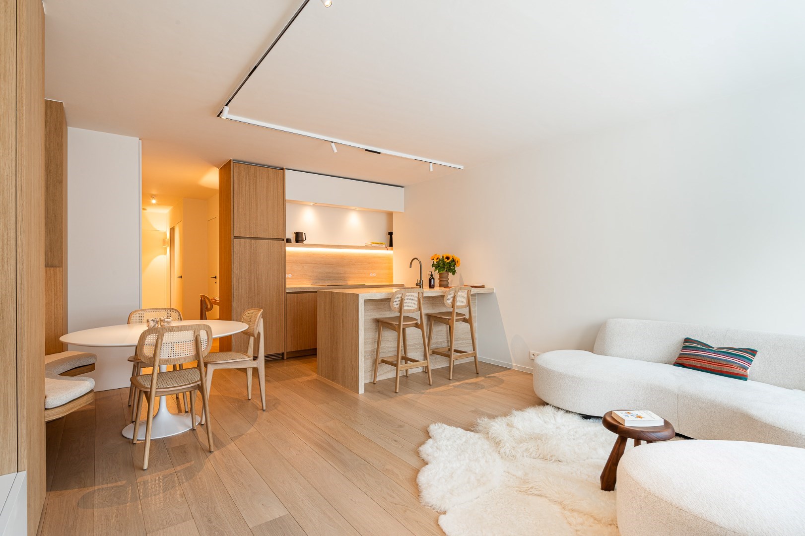 Prachtig gerenoveerd, zonnig appartement met zijdelings zeezicht, centraal gelegen vlakbij het Rubensplein. Mogelijkheid tot aankoop parking in het gebouw. foto 1
