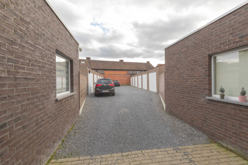 Roeselare-centrum: Recent ruim gelijkvloers appartement met 2 slaapkamers, tuin / patio en mogelijkheid aankoop van een garagebox. +/- 100m2 foto 13