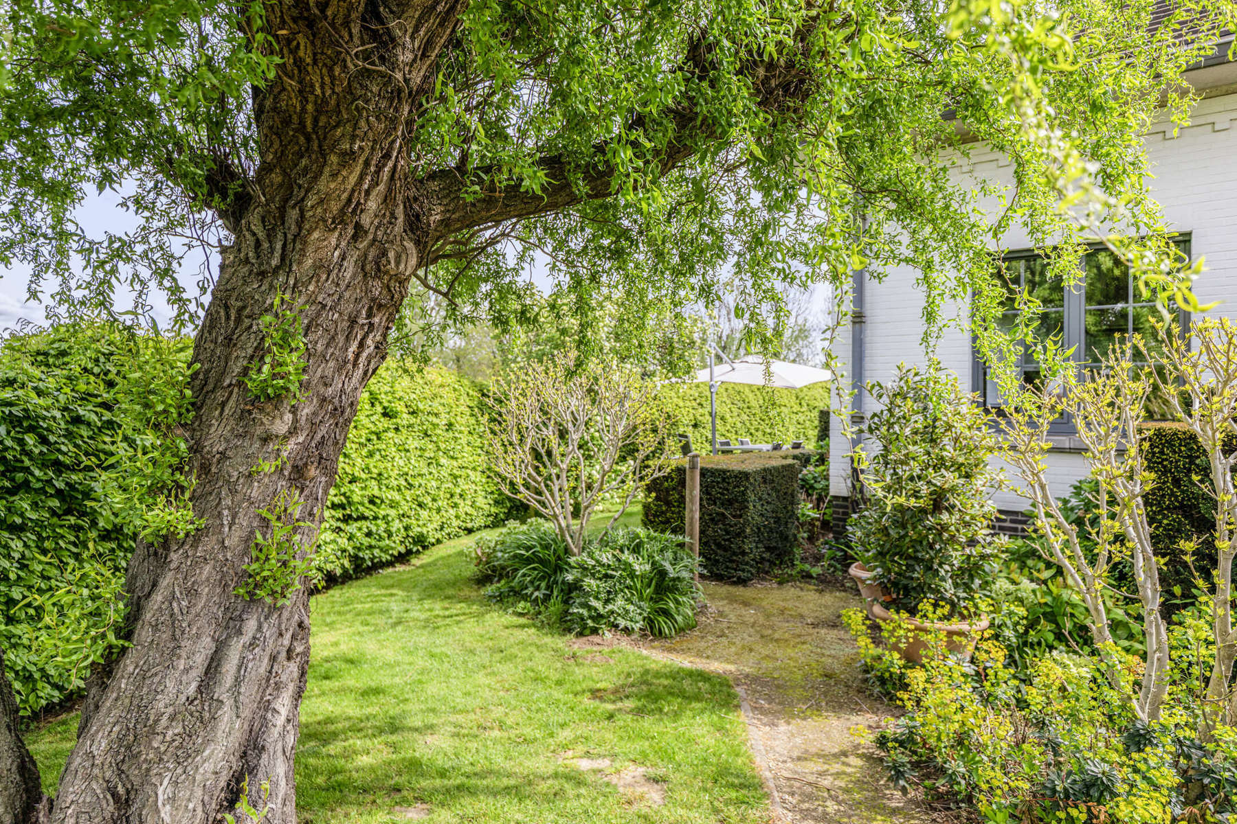 Gerenoveerde villa met knappe tuin te koop. foto 33