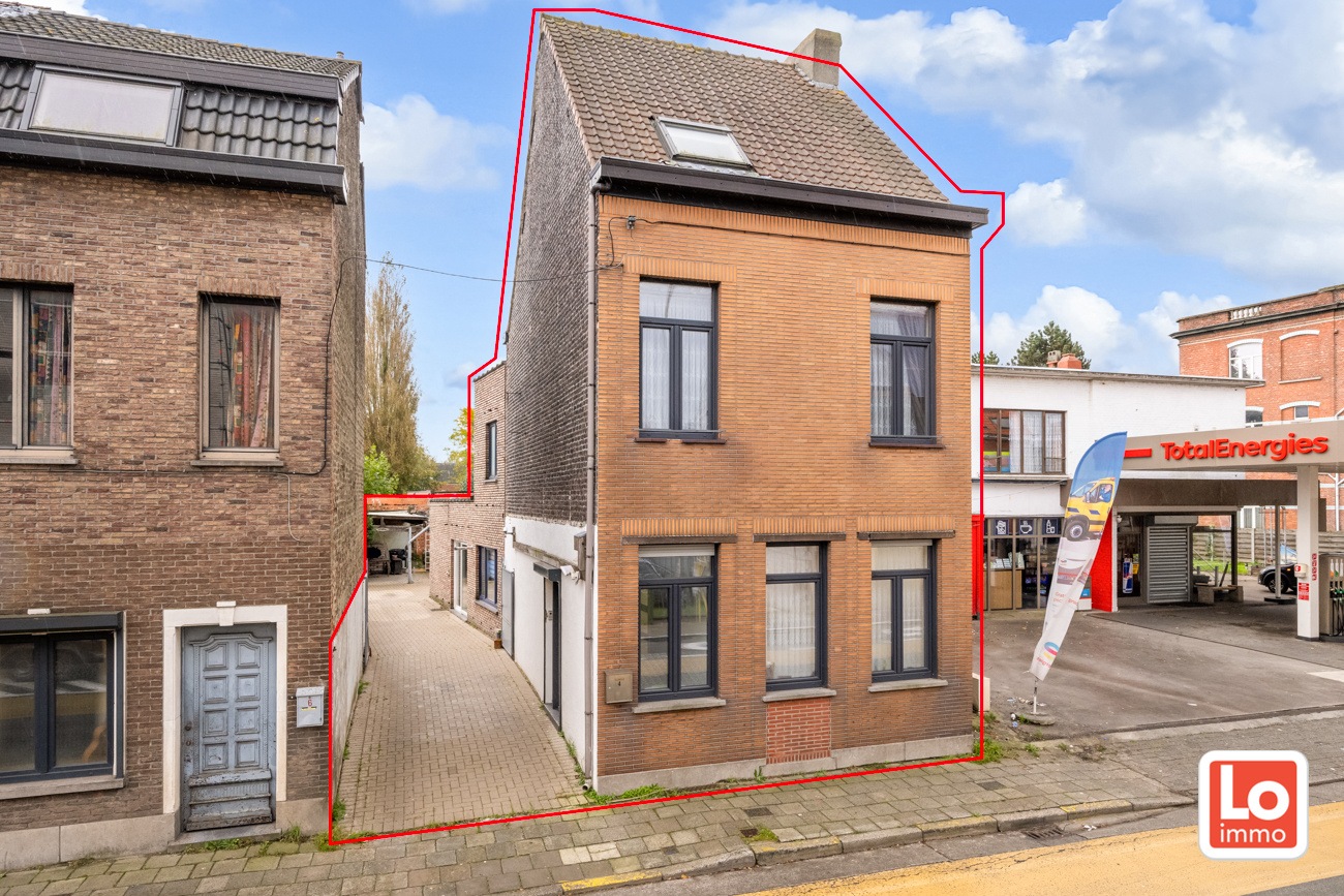 VERKOCHT! Ruime open woning met oprit en overdekte parkeerplaats op een toplocatie dichtbij Gent. foto 1
