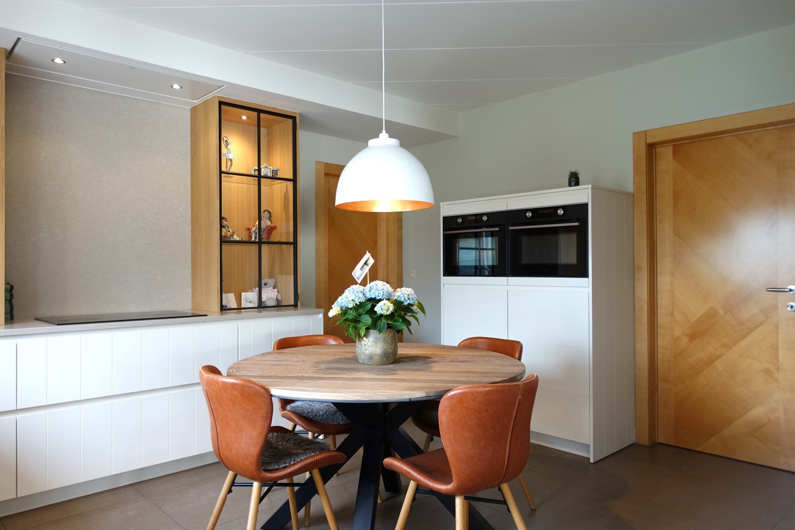 Rustig gelegen - perfect onderhouden - alleenstaande villa met 5 slaapkamers op 993 m² foto 2