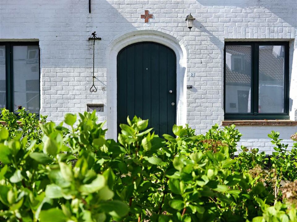 Oostkerke Uniek wonen in voormalige Pastoriewoning met grote tuin en garage foto 39