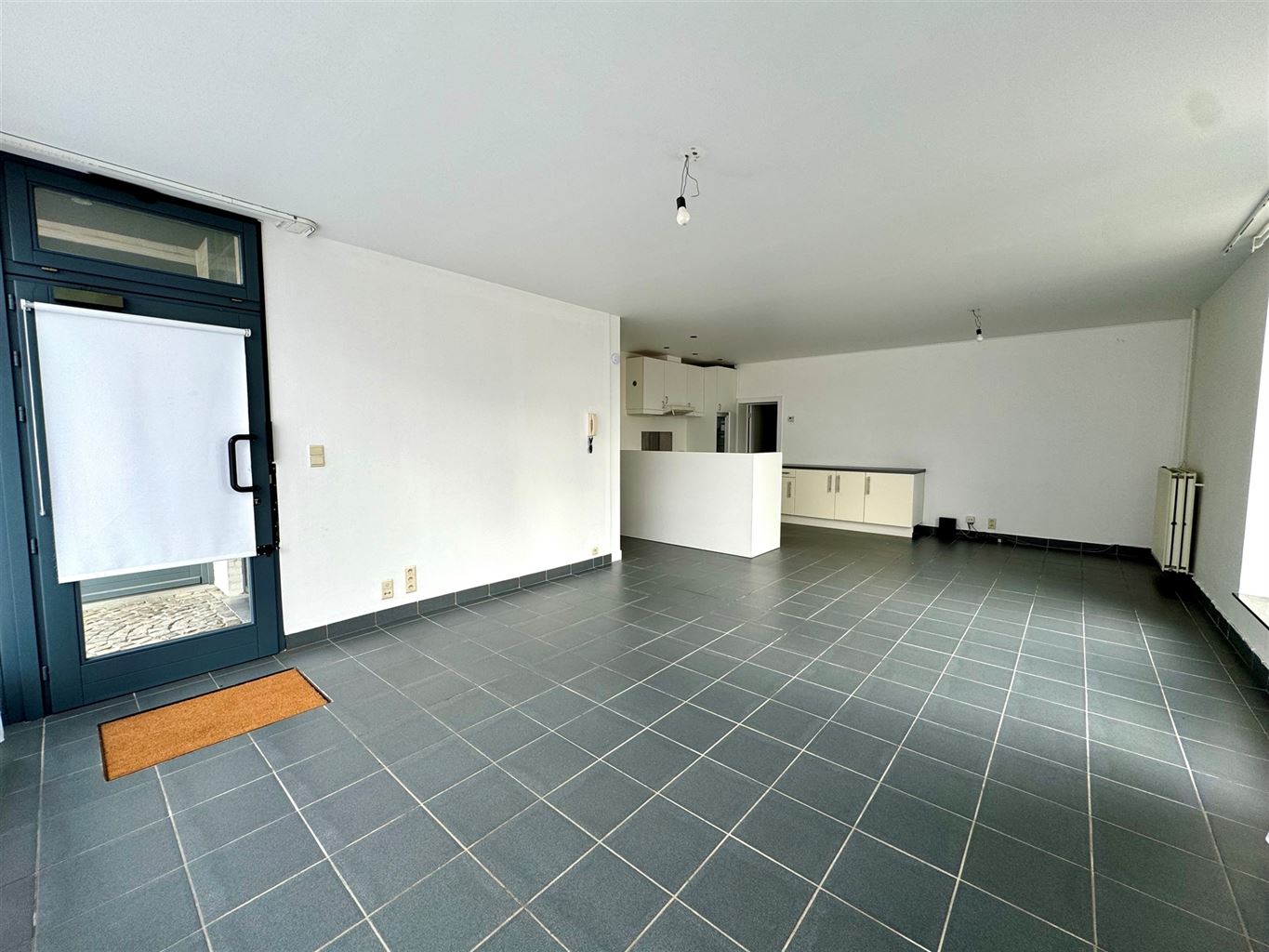 Ruim, gelijkvloers appartement voorzien van 2 slaapkamers met autostaanplaats op een centrale locatie in Neeroeteren. foto 2