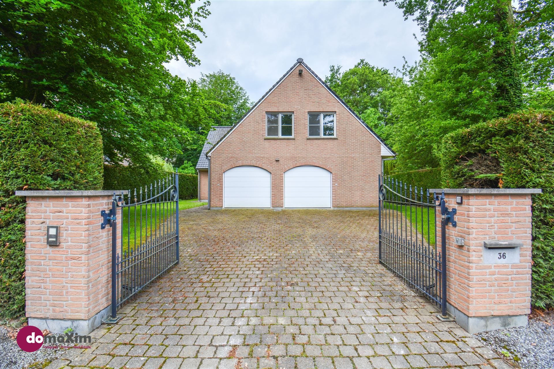 Klassieke villa met 350m² bewoonbare oppervlakte in de wijk 'Ter Bronnen' in Kampenhout foto 1