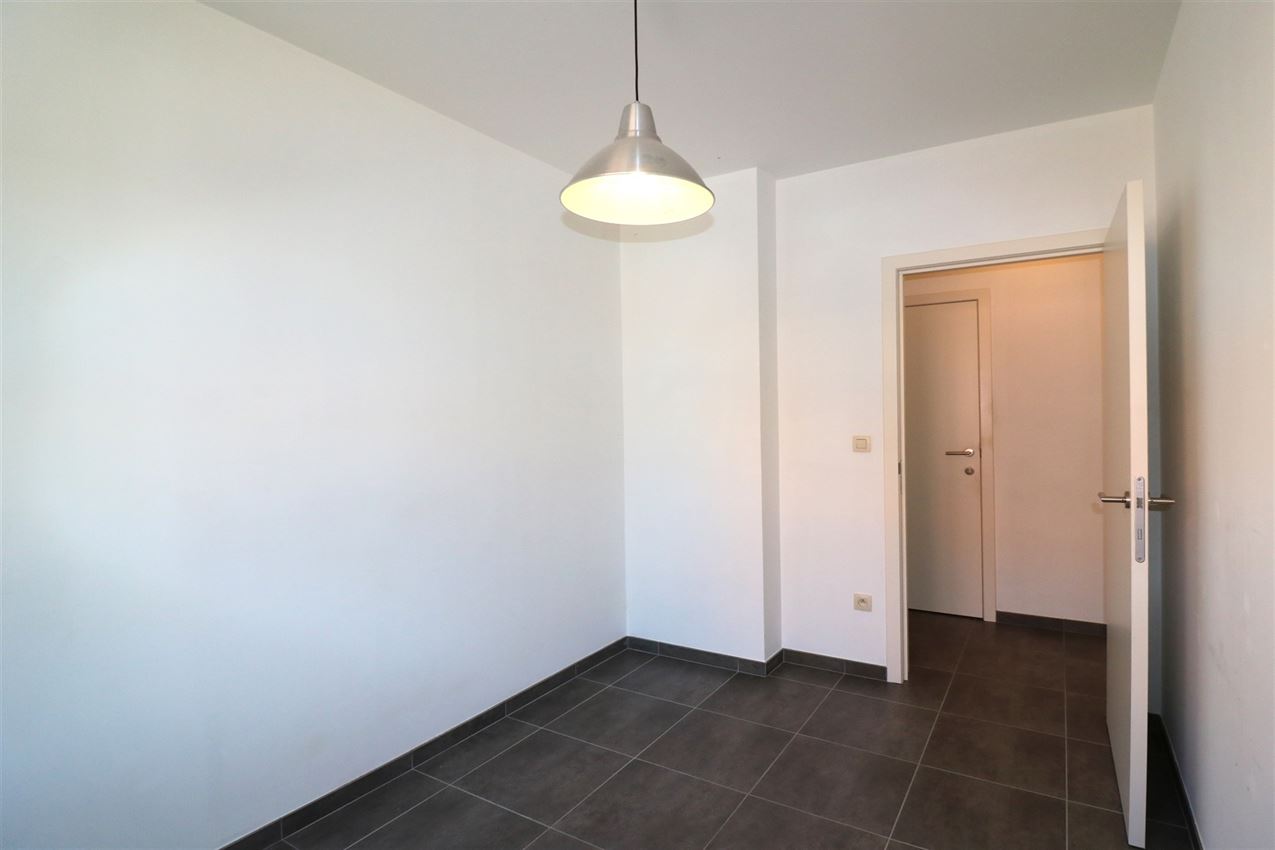 Gelijkvloers appartement met 2 slpk., terras en dadelijke toegang tot grote kelderberging  foto 26